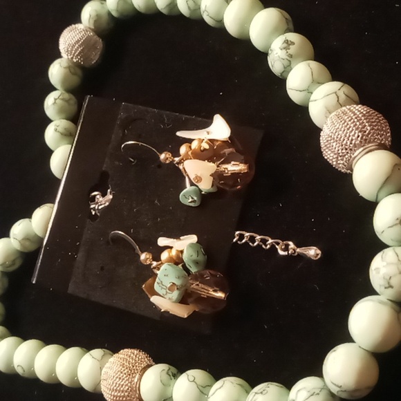 Turquoise howlite necklace on silk string 18 inches long nwot with earrings - Picture 1 of 10